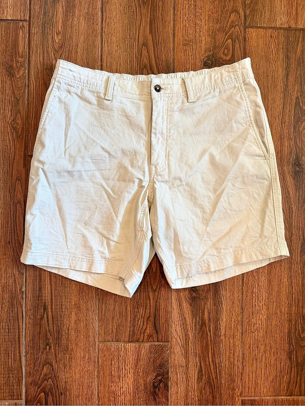 Duck Head Men's khaki Shorts 7” pockets / men’s Medium